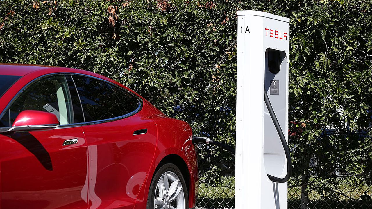 Tesla възобновява още днес производството в завода си във Фримонт