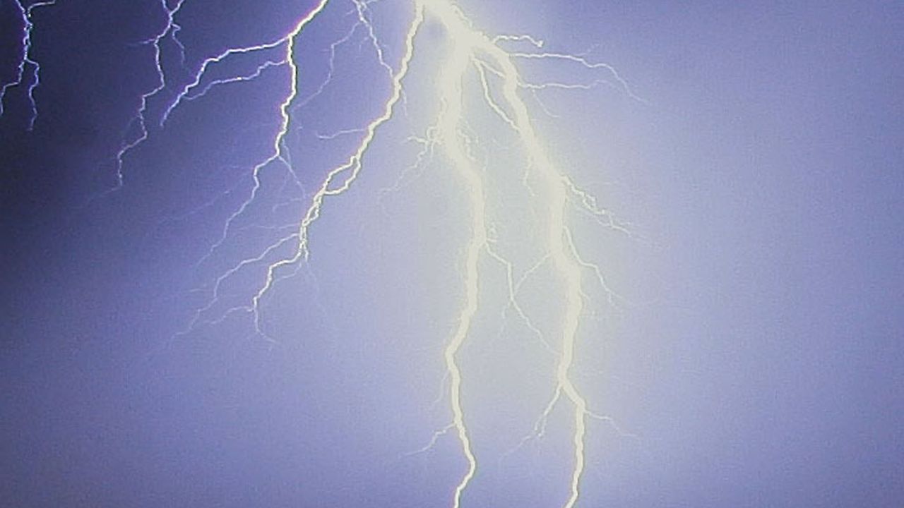 Мълния удари най-високата сграда в света