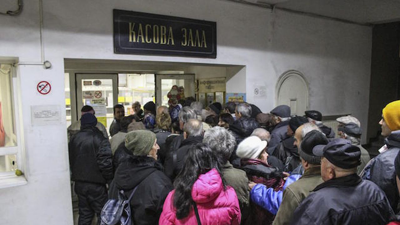 Пенсионери се редят на опашки за коледни добавки в Хасково (снимки)
