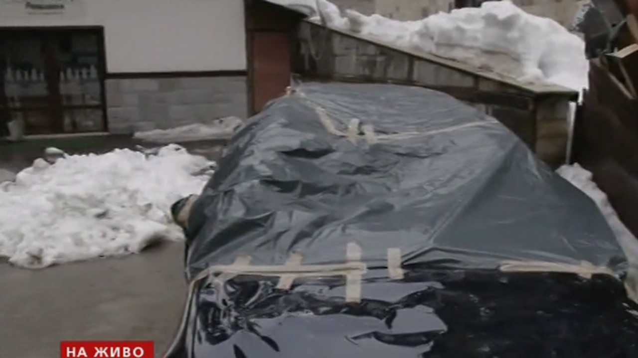 Сняг падна от покрив на хотел и премаза няколко коли в Пампорово