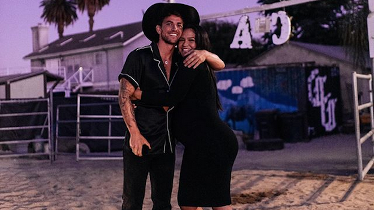 Певицата Каси се сгоди