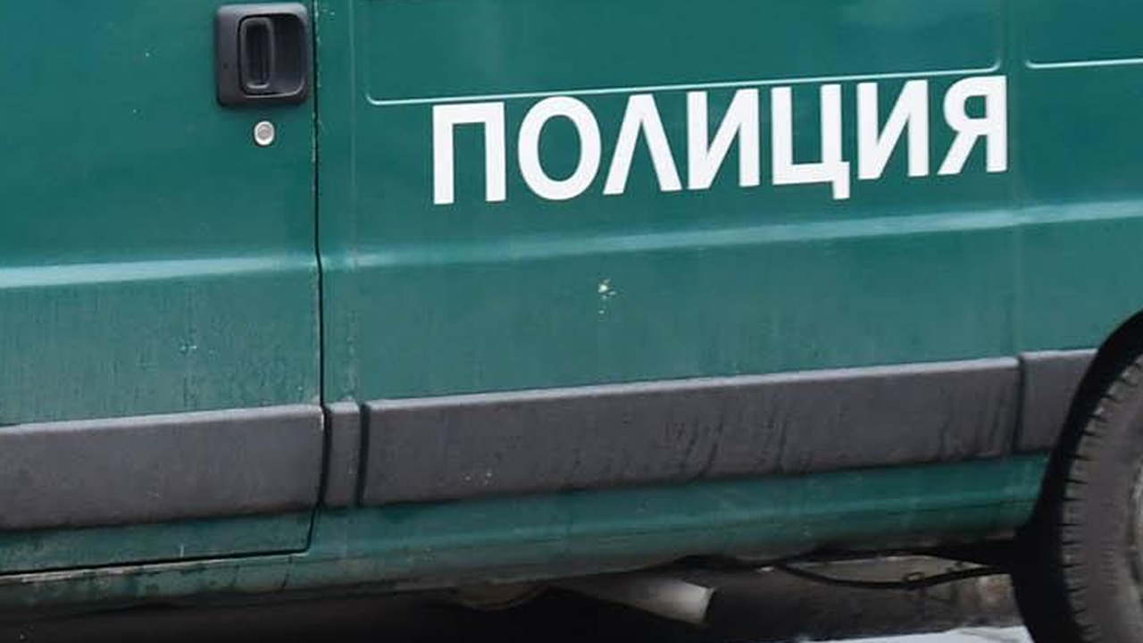 Задържаха двама братя, извършили насилие над майка си