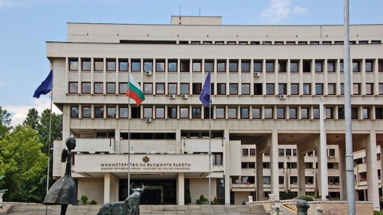 МВнР валидира юбилейна пощенска картичка по повод три годишнини в отношенията ни с Япония