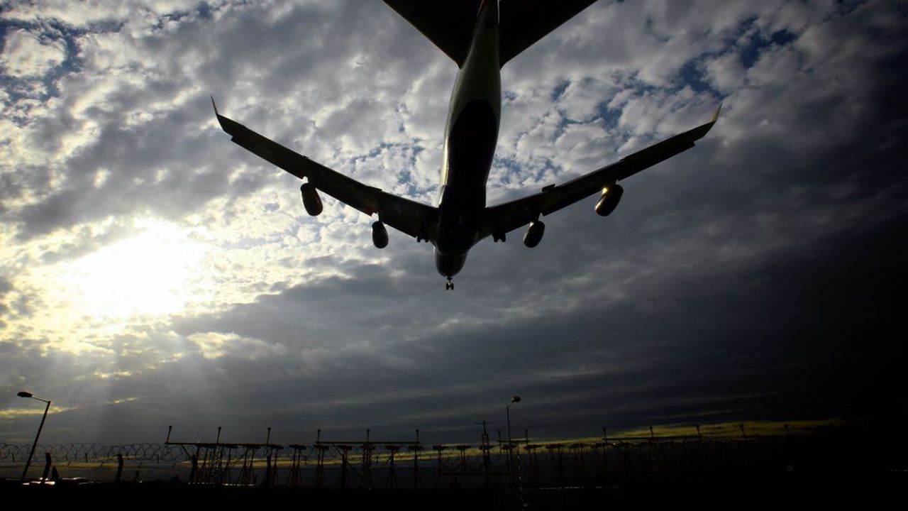 Вредните емисии в света от самолети намалели с 1/3 заради коронавируса