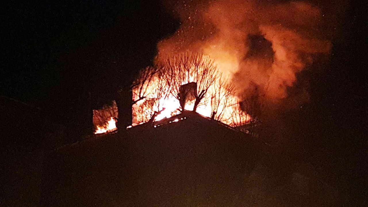 Възрастен мъж загина при пожар в кооперация в Русе (снимки)