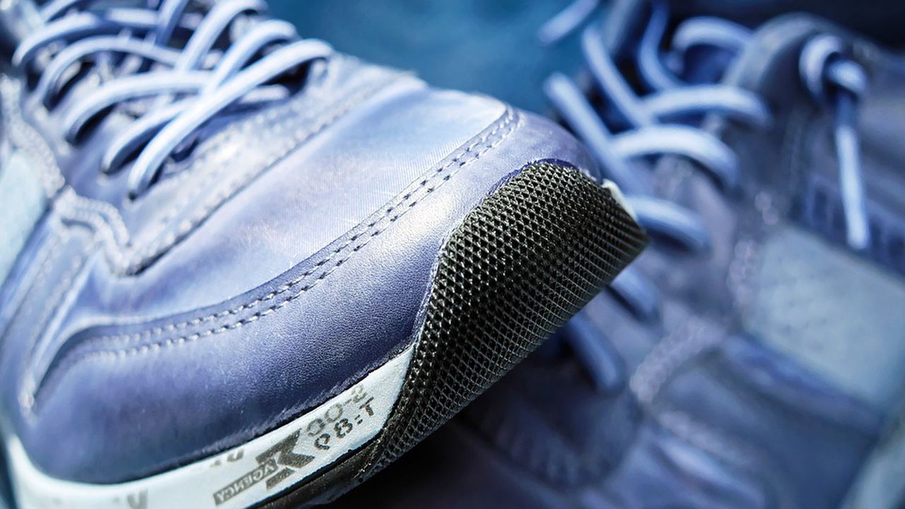 Подреждат 400 чифта обувки пред вътрешното министерство в Румъния