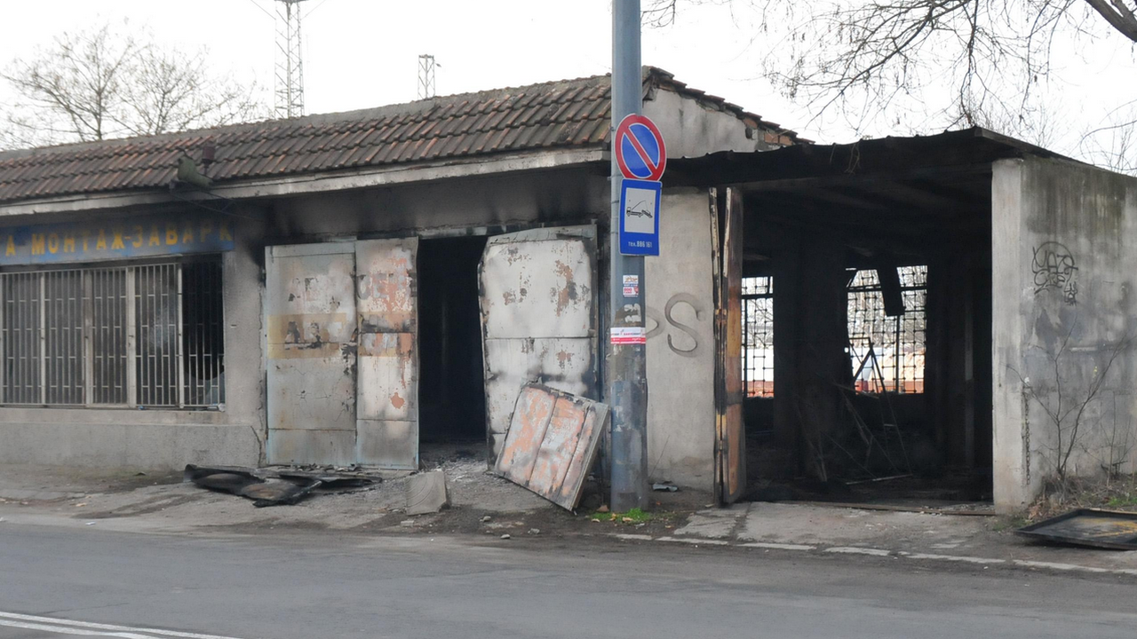 Горя изоставена постройка в Бургас