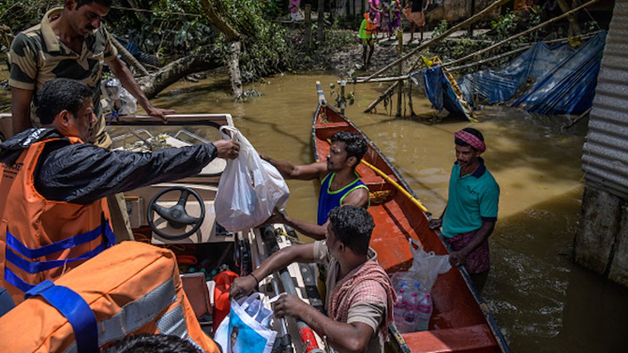 Мусоните в Индия отнеха живота на близо 100 души