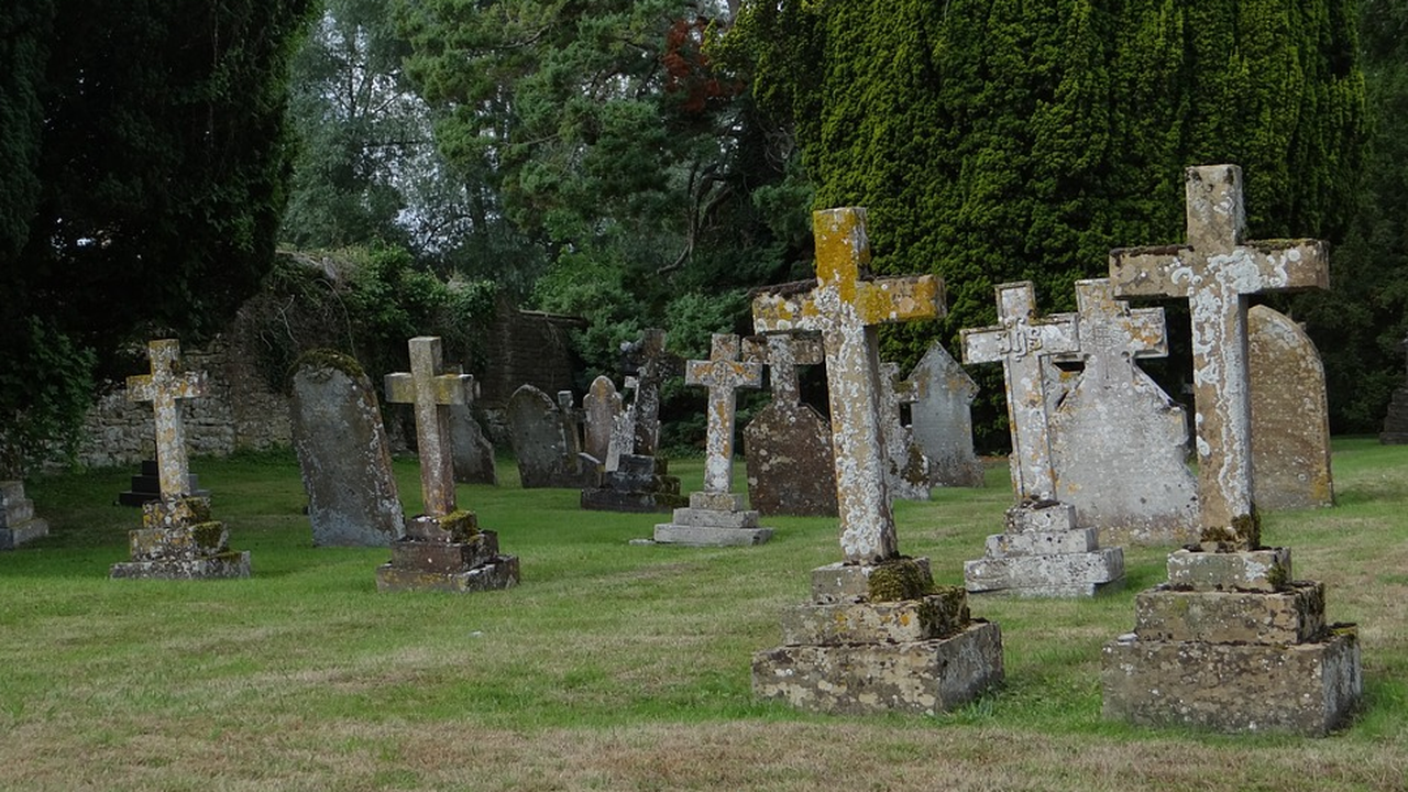 Задържаха мъж, поругал гроба на починала преди 10 дни жена