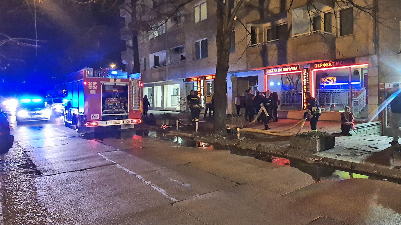 Пожар в столичния квартал "Стрелбище" изпразни вход на жилищен блок