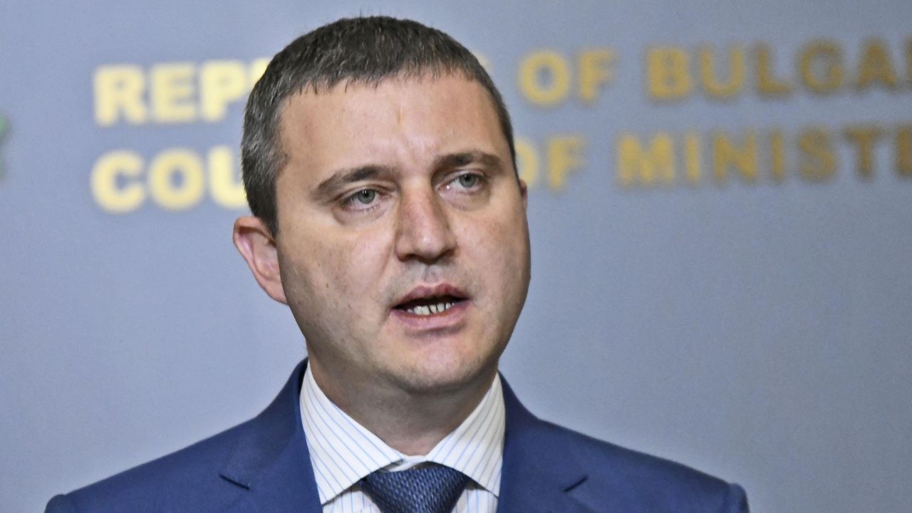 Горанов: Няма необходимост от прехвърляне на спестяванията от лев в евро