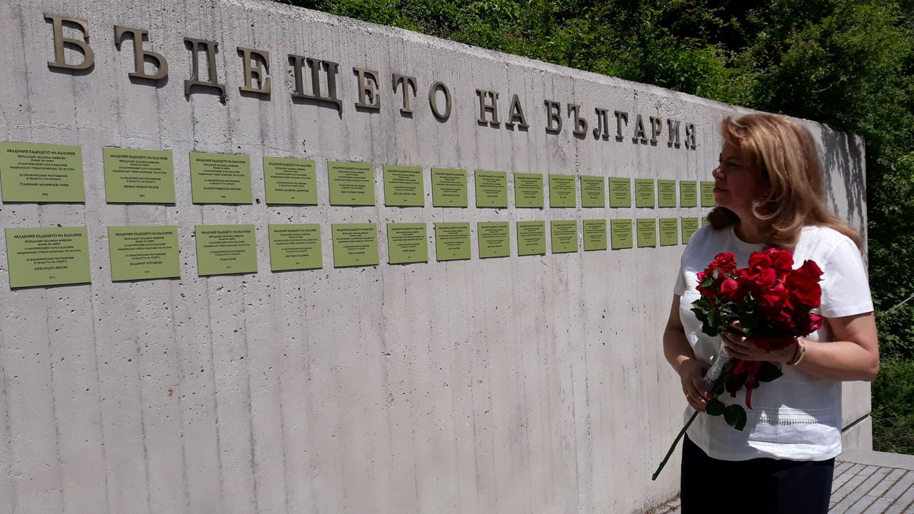 Илияна Йотова: Знамето на разединението не е по-високо от знамето на мира