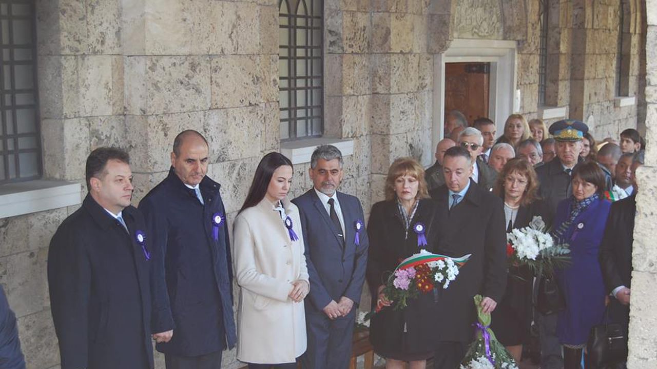 Цветанов и Ева Майдел поднесоха цветя пред саркофага на цар Калоян в църквата „Св. 40 мъченици“