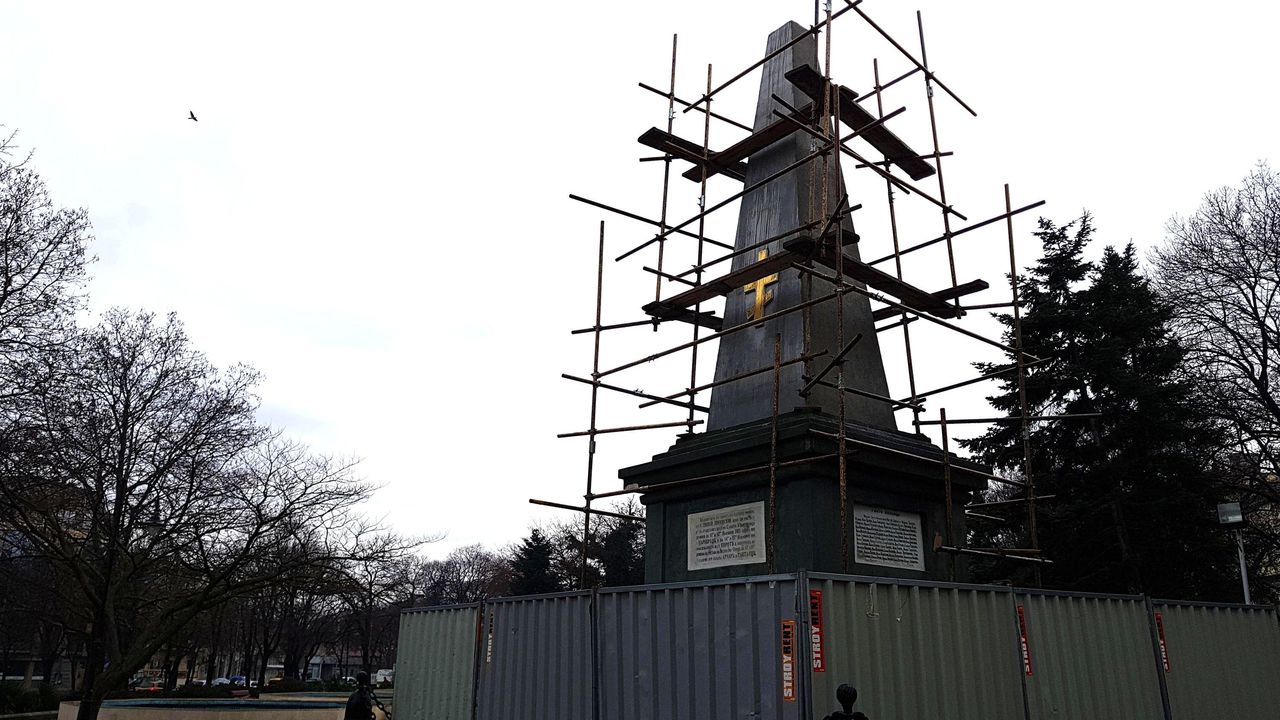Ремонтират паметника на загиналите в Сръбско-българската война във Варна (снимки)