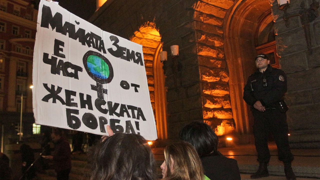 Оставиха цветя пред МС в памет на жертвите на насилие