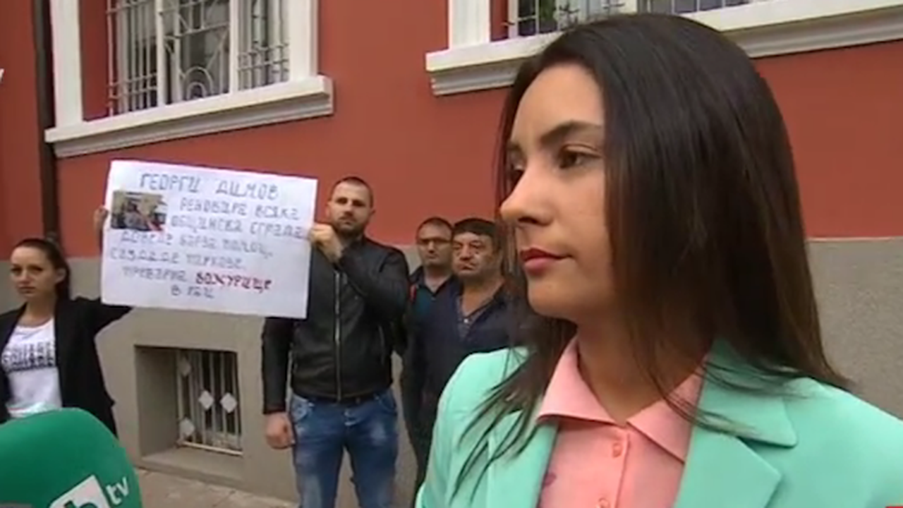 Над 100 души протестират в Божурище в защита на кмета Георги Димов