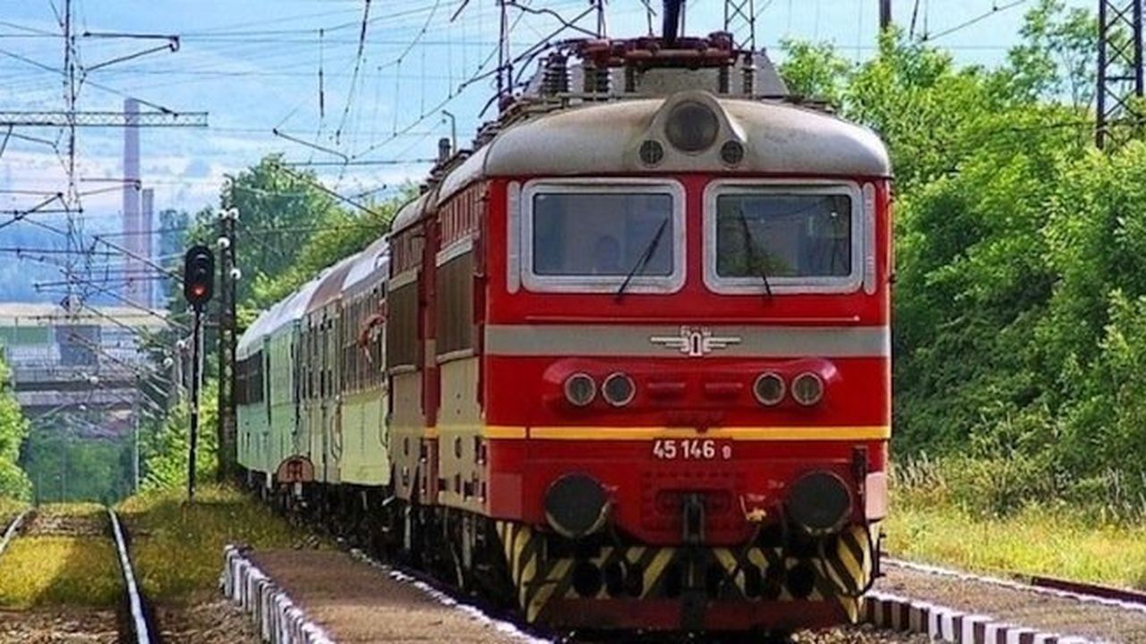 Заради задимяване от пожар закъснява влакът София - Варна