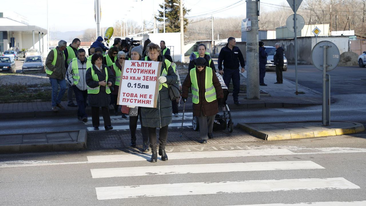 Протестиращи на столичния булевард "Ломско шосе": Общината ни ограбва