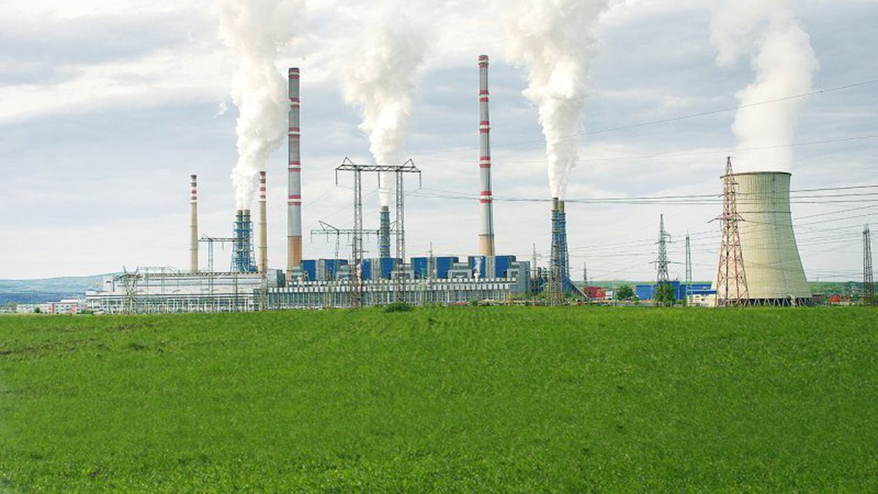 Срутил се е 135-метровият комин в ТЕЦ "Марица-изток 2"