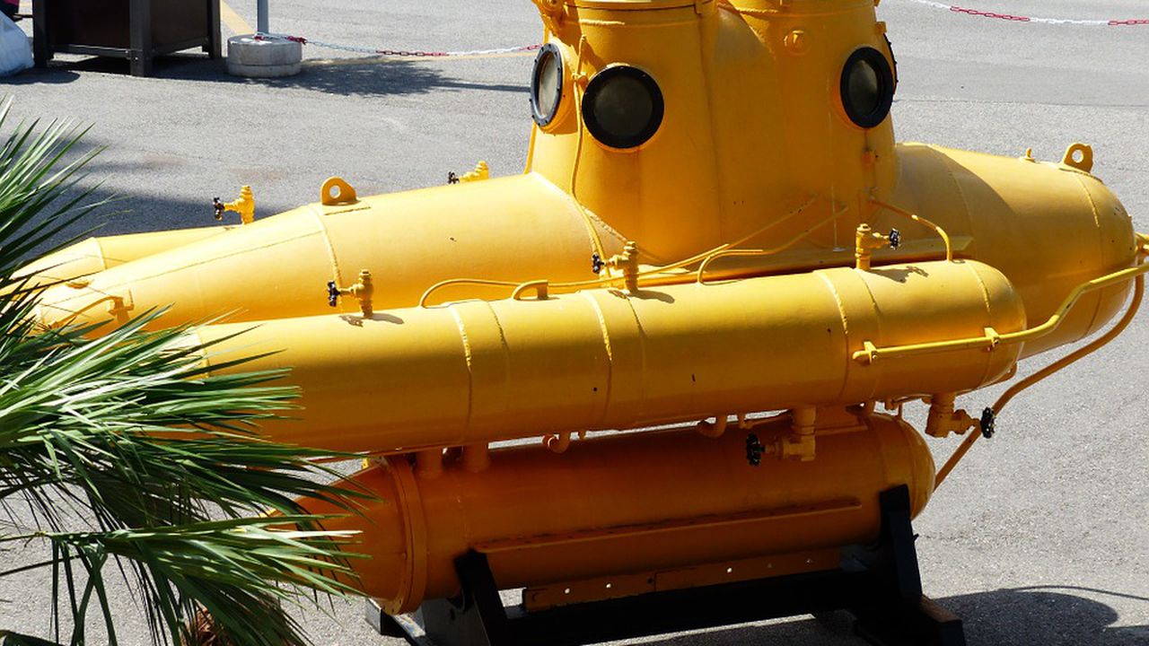 Миниподводница шедьовър ръждясва в контейнер