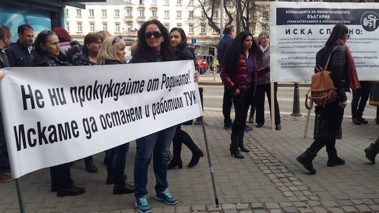 Протестиращите медицински сестри: Защо един депутат взима повече пари от един здравен работник?