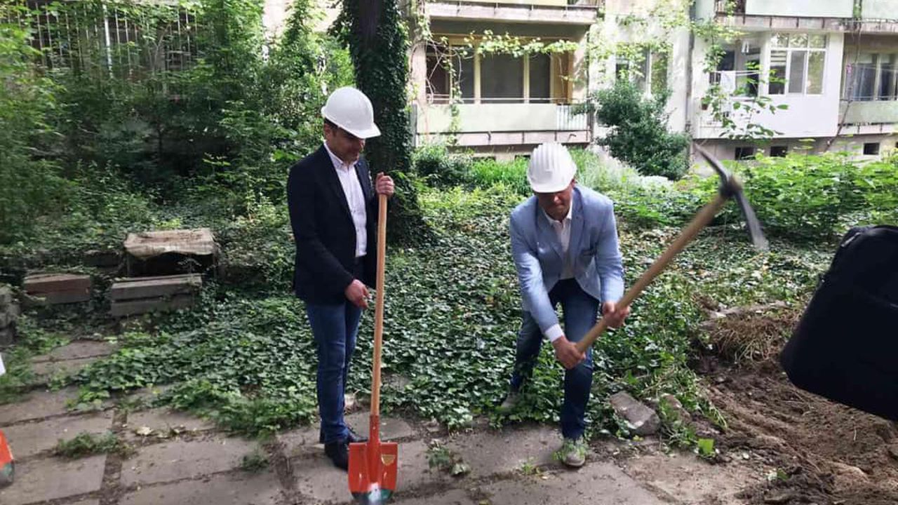 Асфалтират междублоковите пространства в Пловдив