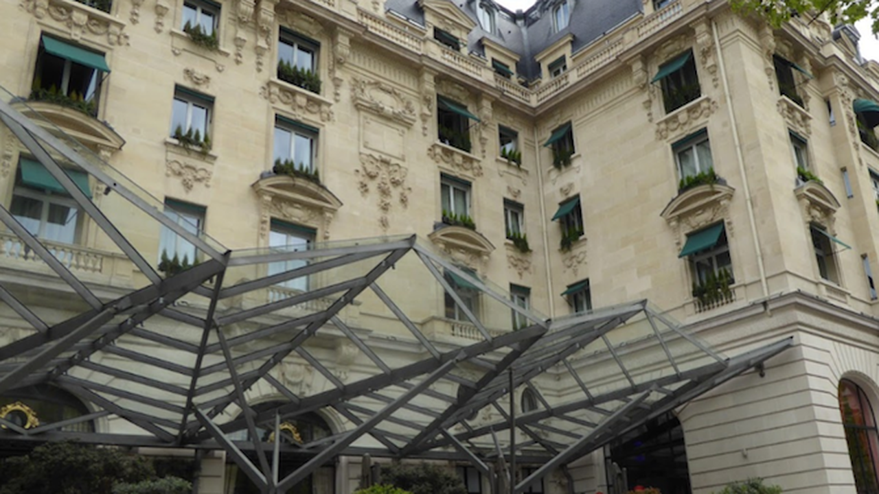 Бижута и дрехи за над 350 000 евро бяха откраднати от парижки хотел