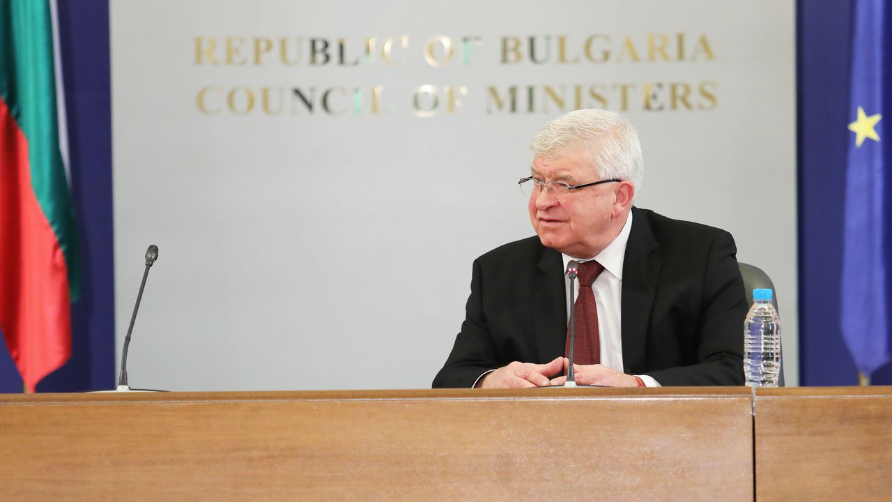 Кирил Ананиев:  Отменям заповедта за носенето на маски на обществени места