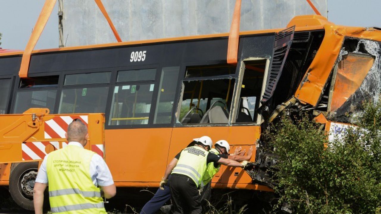 Автобус помете микробус и светофар пред хотел в Пловдив