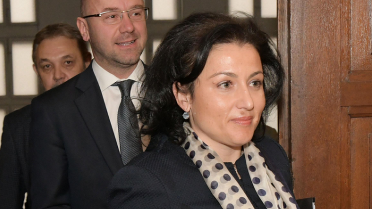Десислава Танева ще обсъжда мерки срещу чумата с ресорния еврокомисар