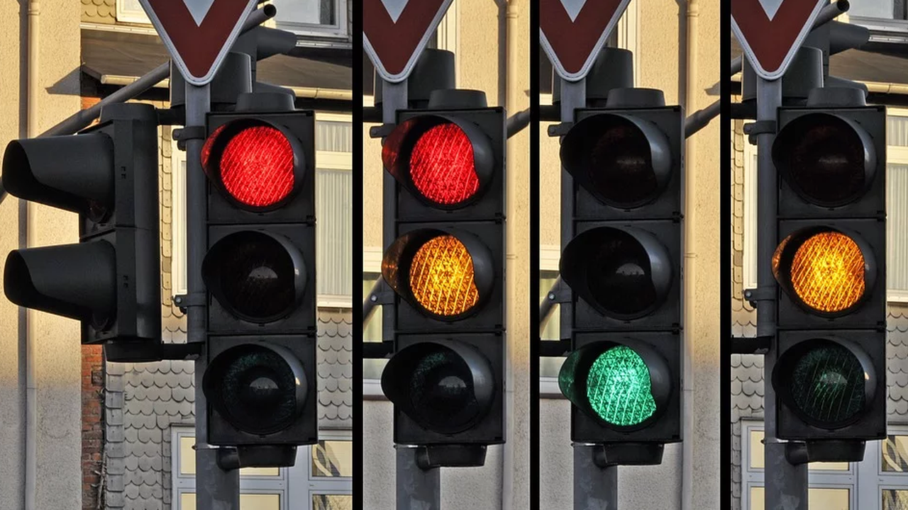 Светофар падна на централно кръстовище в София