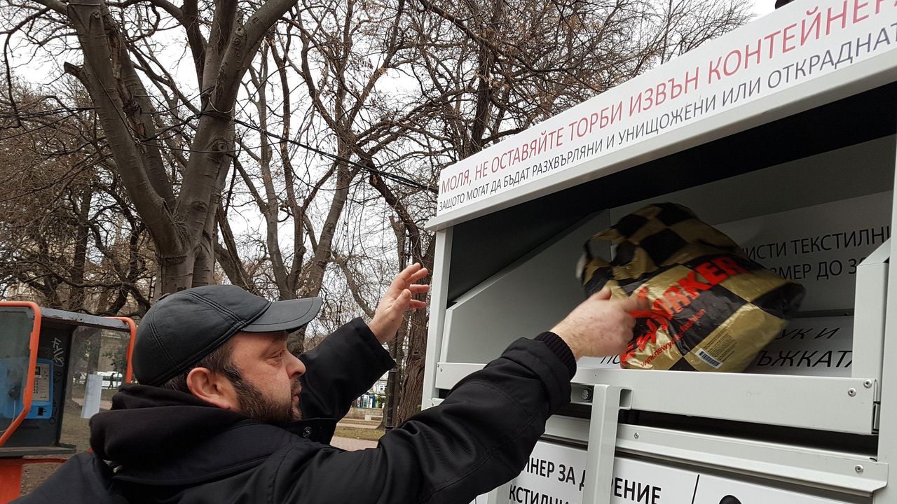 Във Варна ще слагат контейнери за текстил, защитени от вандали (снимки)