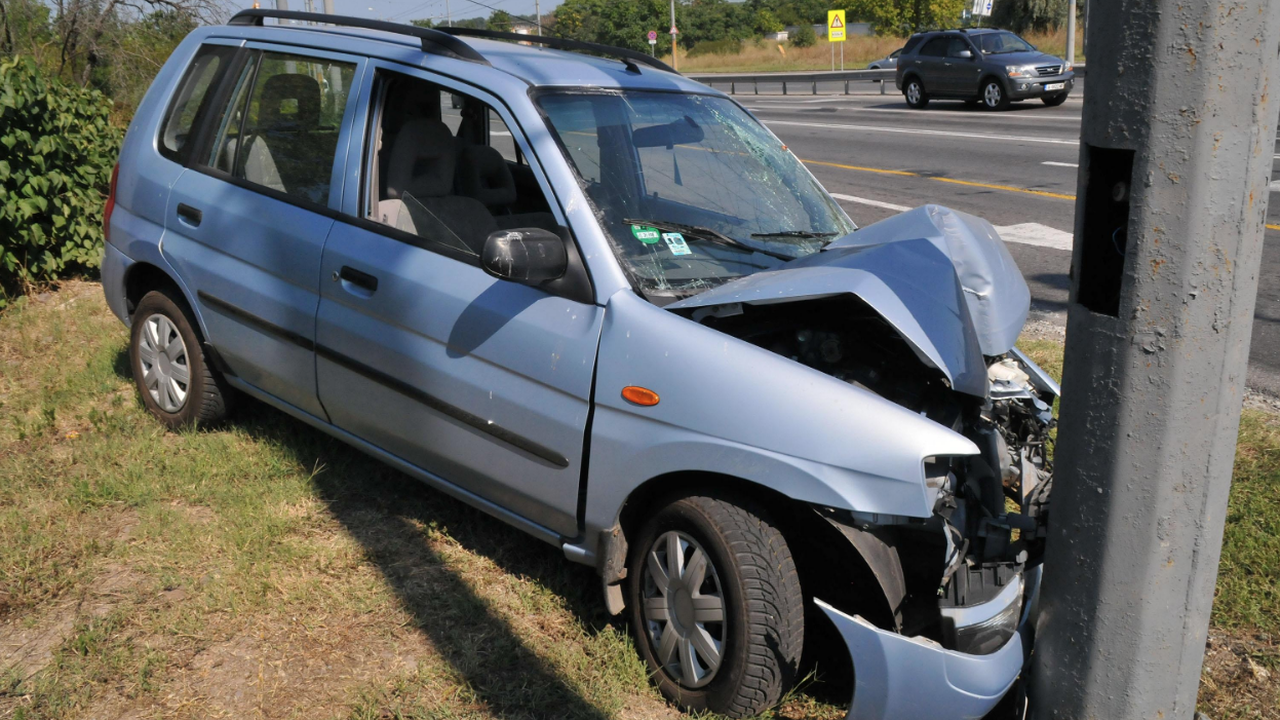 Кола се заби в стълб, млада жена пострада