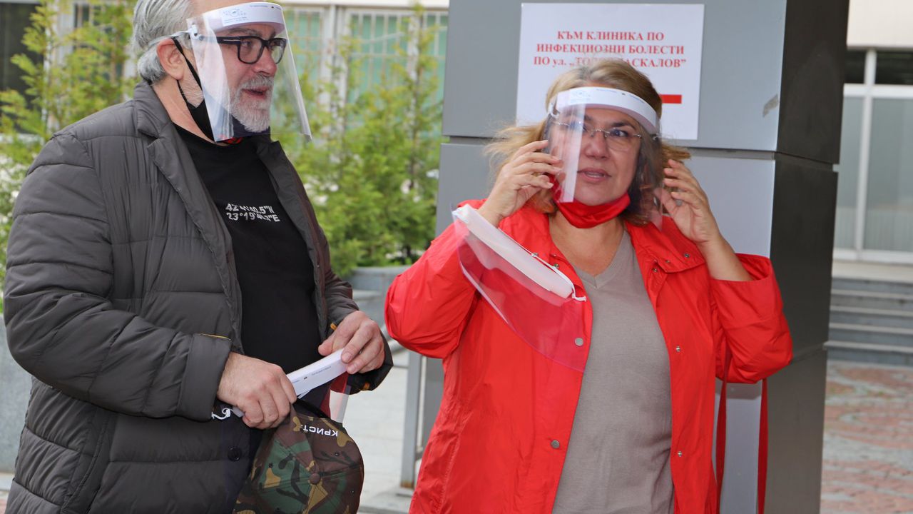 Марта Вачкова и Владо Пенев занесоха шлемове на медиците от ВМА