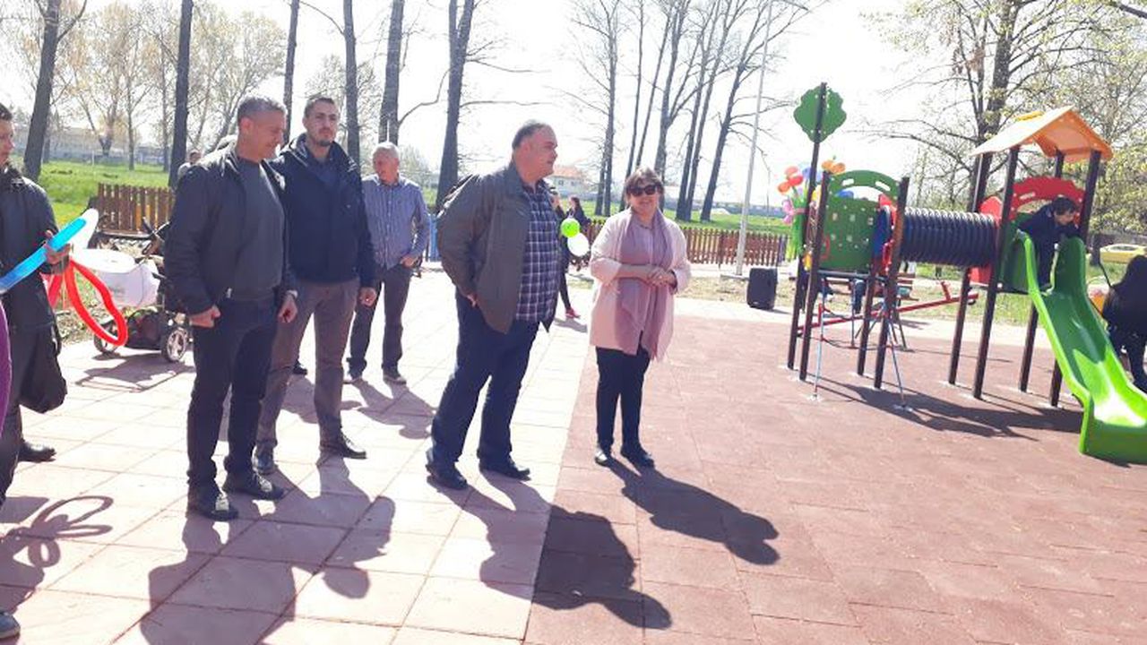 Кметът на район "Искър" и общинският съветник от ГЕРБ Лорита Радева откриха новоизградена детска площадка