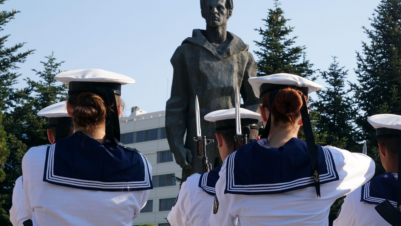 Военноморското училище във Варна отдаде почит на Никола Вапцаров