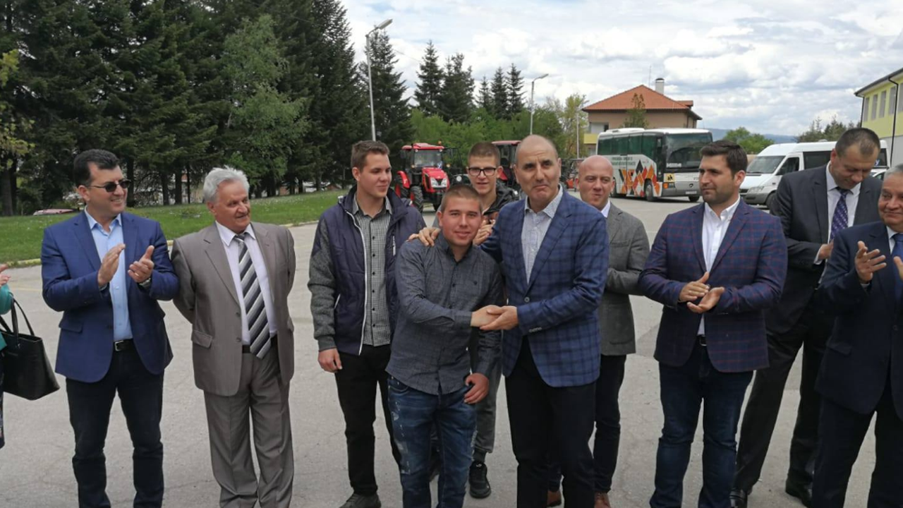 Цветанов и кандидатите за евродепутати Андрей Новаков и Асим Адемов посетиха Професионалната гимназия по механизация на селско стопанство в Разлог