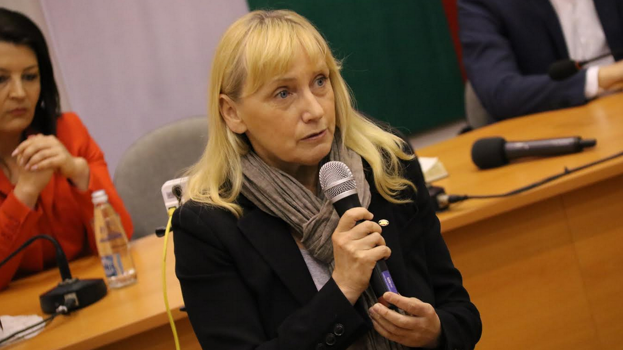 Елена Йончева: Няма да позволим Летище "София" да бъде дадено на концесия в ущърб на националния интерес