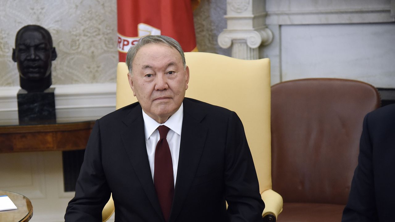 Президентът на Казахстан хвърли оставка след 28 години на власт