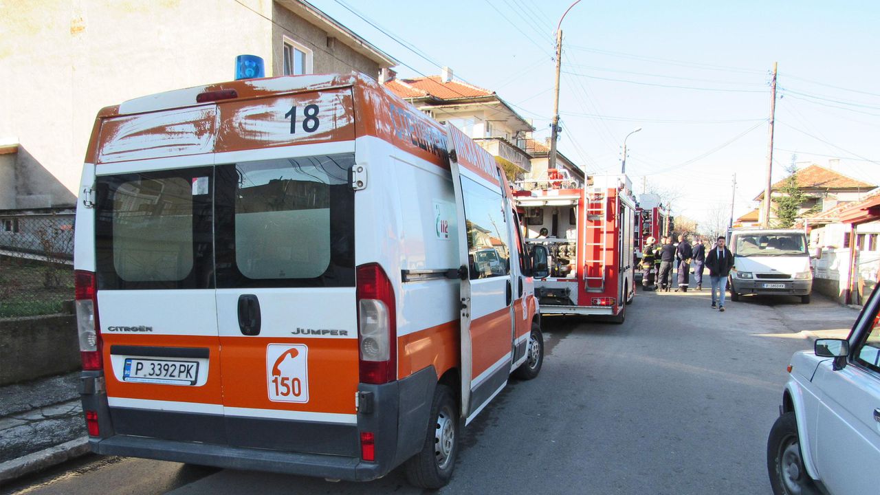 Огнеборци гасиха пожар в пететажна сграда в центъра на Русе