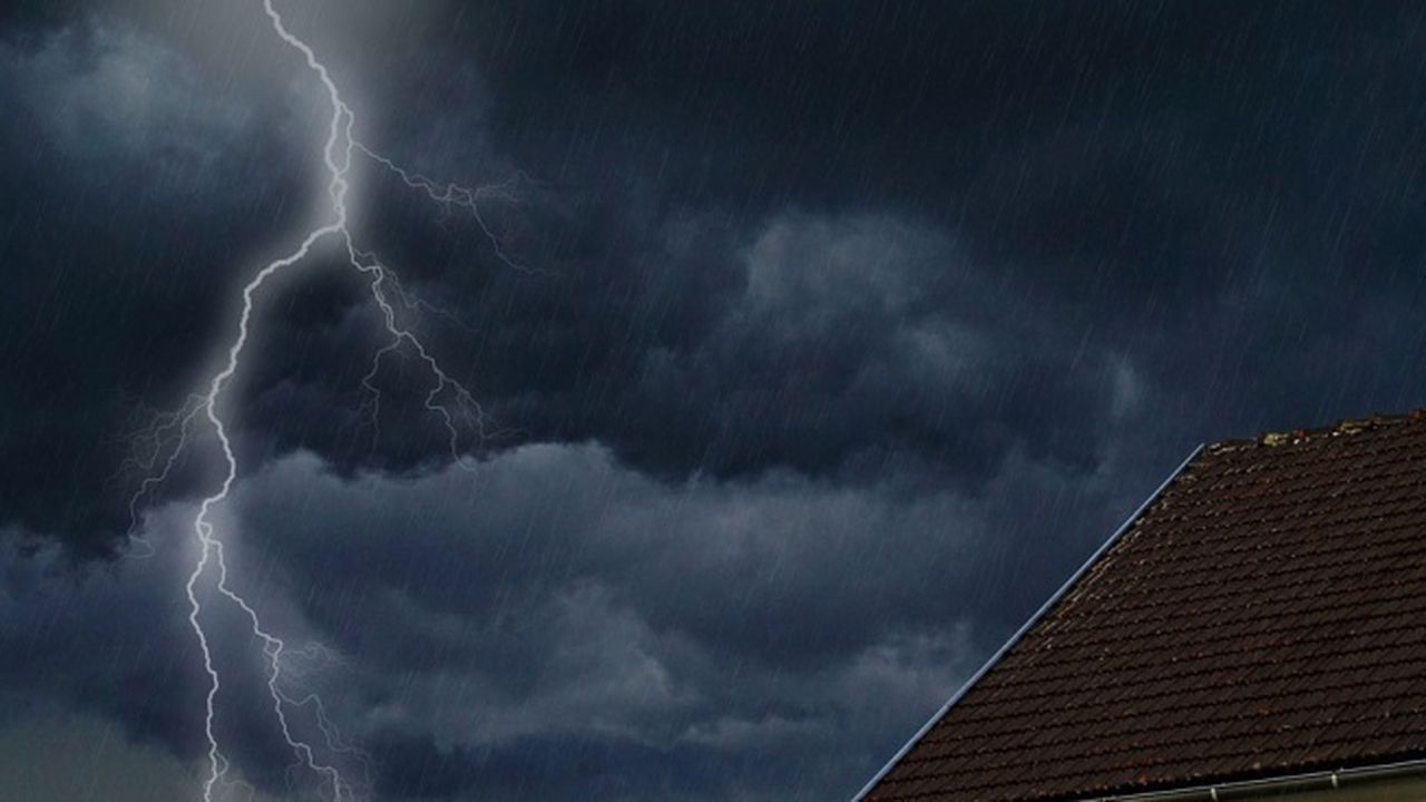 Мълния предизвика пожар