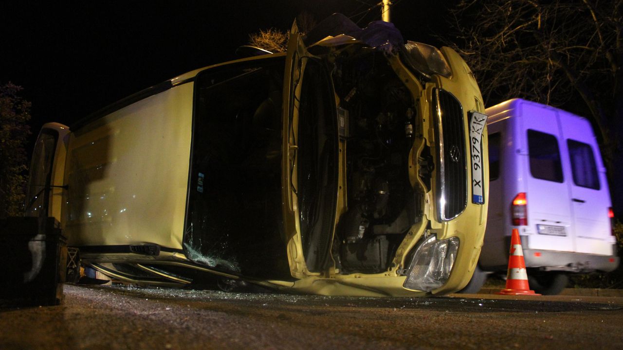 Сузуки се катурна и блокира булевард в Хасково