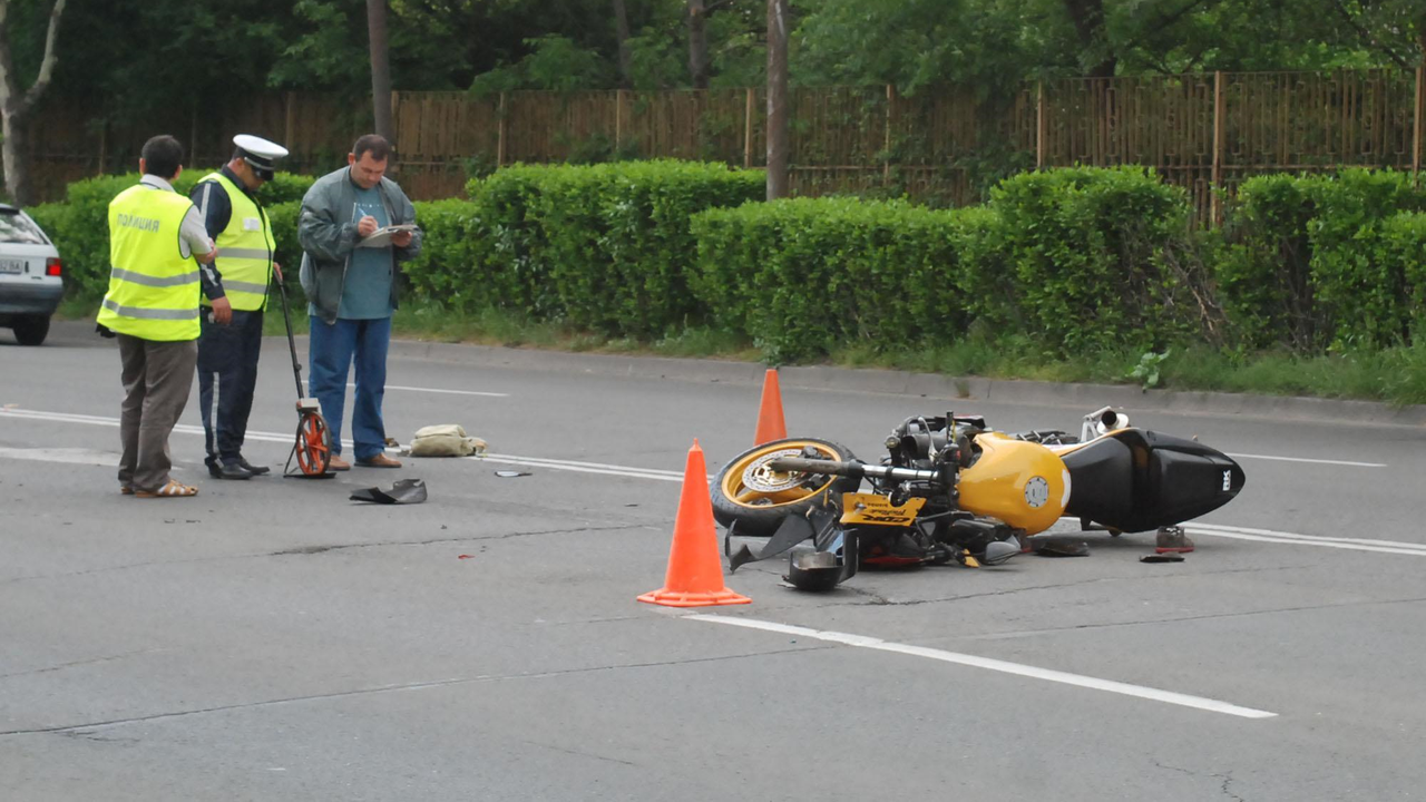 29-годишен неправоспособен моторист катастрофира в Разградско