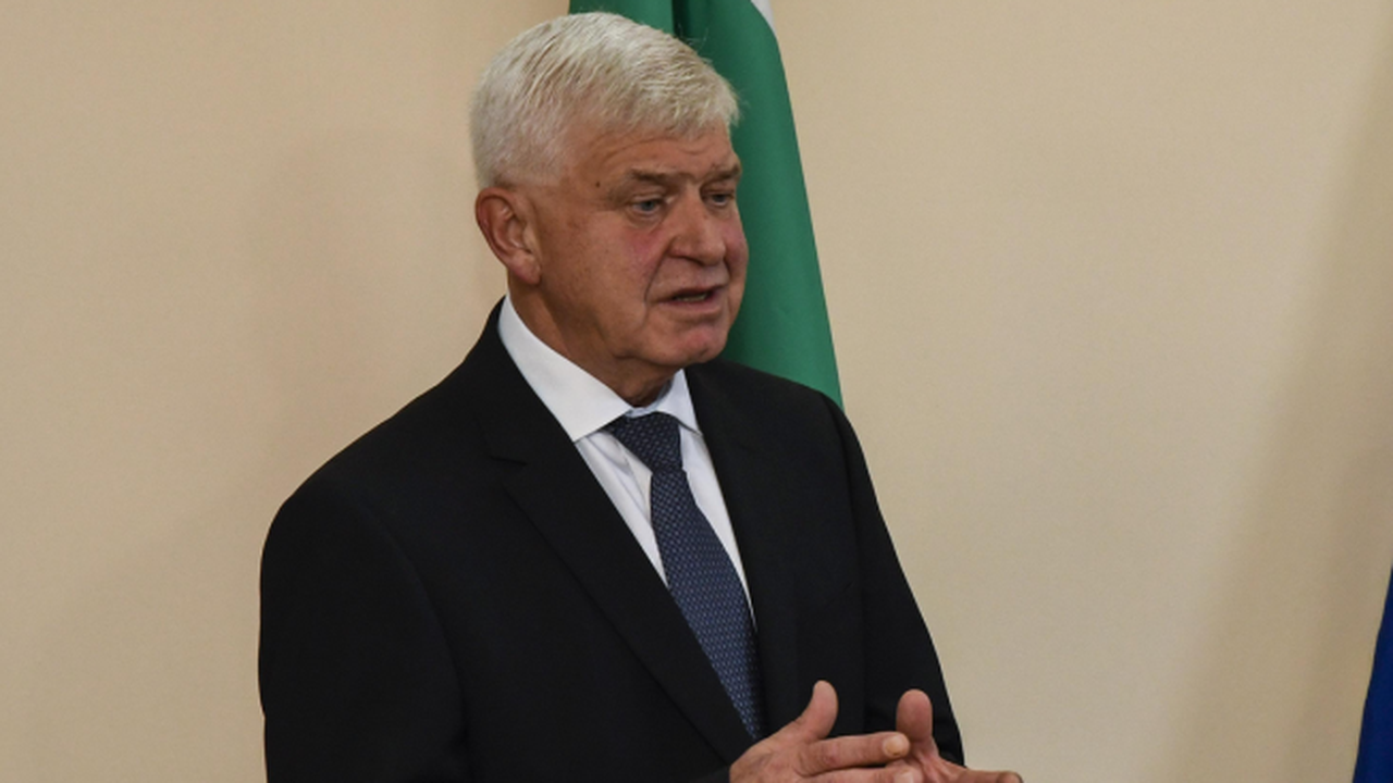 Кирил Ананиев изпрати  в АОП за предварителен контрол обществената поръчка за изграждането на националната детска болница