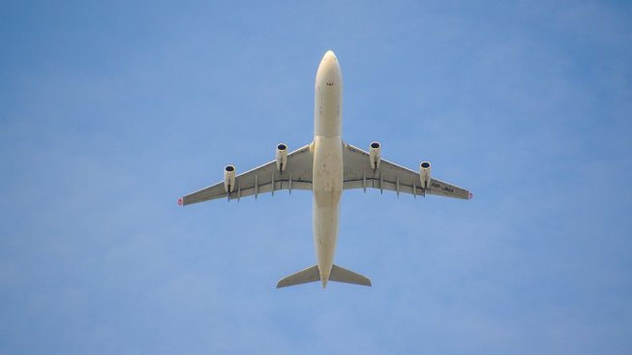 Наказаха командир на самолет, вкарал тайно жена си в пилотската кабина