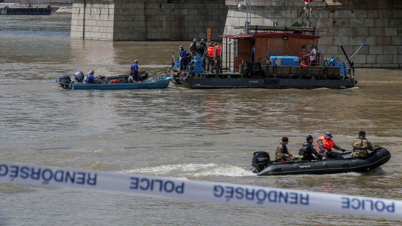 Водолази откриха тяло близо до потъналото в Будапеща корабче