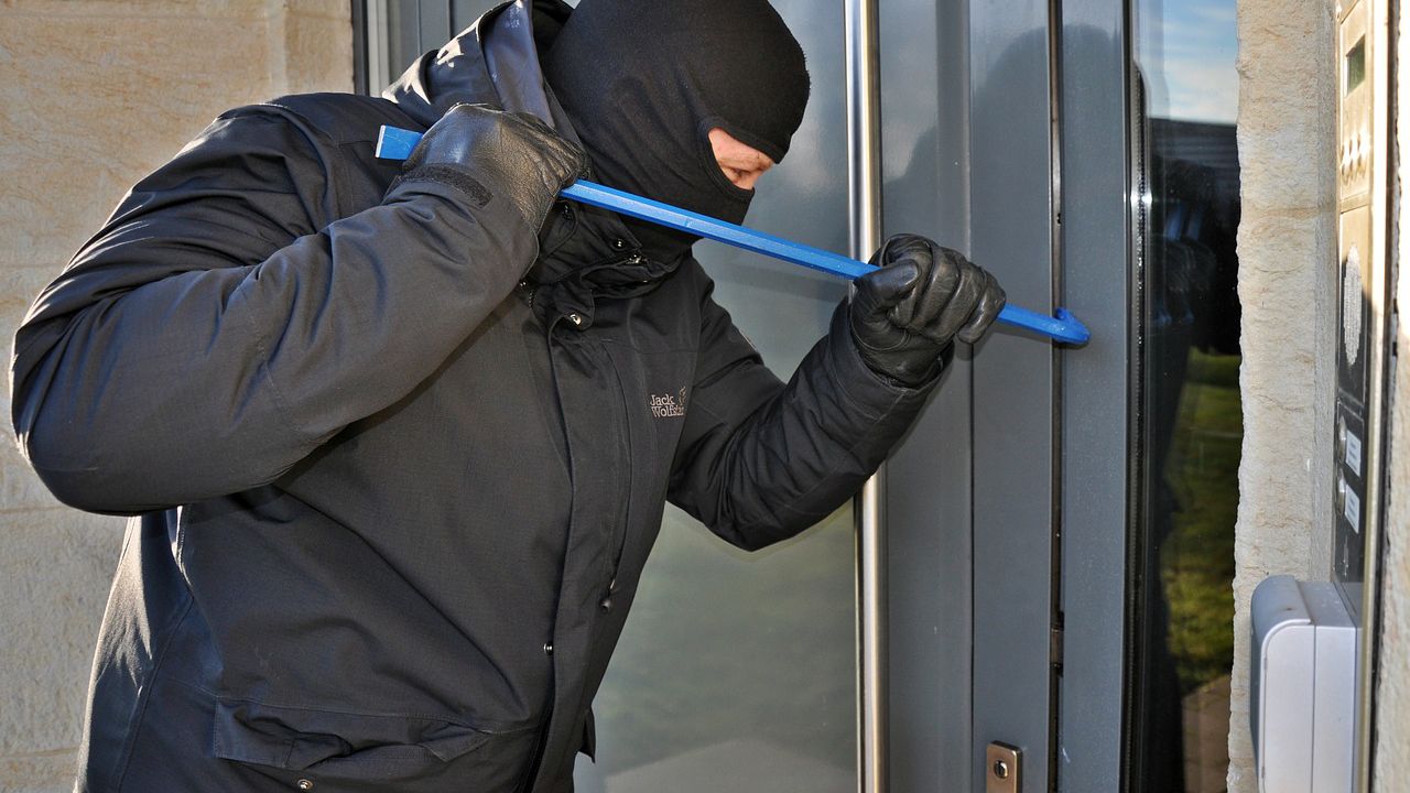 Жена скри накити за 10 бона в чанта в гардероба, задигнаха я