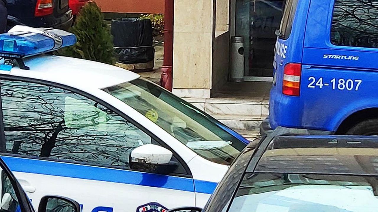 Откриха оръжия в дома на мъжа, който се самоуби в ДАНС с писалка тип "оса"