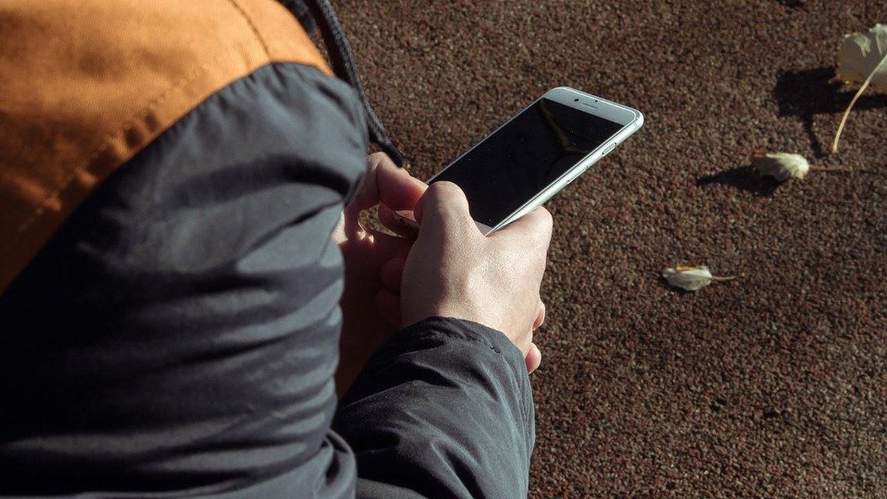Психолози държат 24 часа дете на телефона, за да не се самоубие
