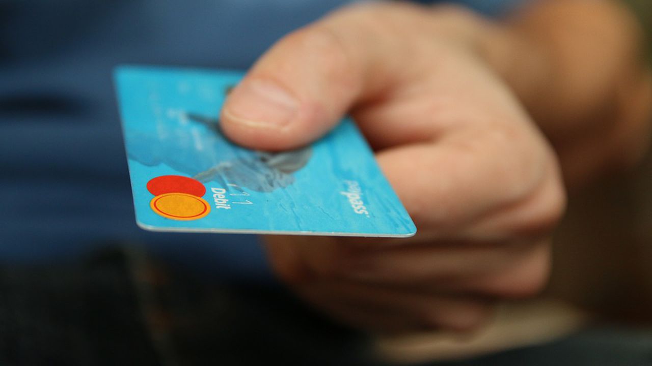 Средно 40% отгоре ни струва тегленето на пари от кредитна карта